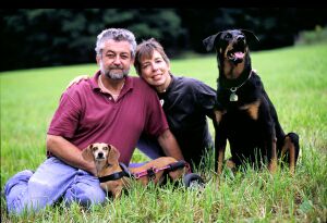 Eddie, Leslie and disabled dog, Daisy, with Toby Grinnells und ihre Hunde